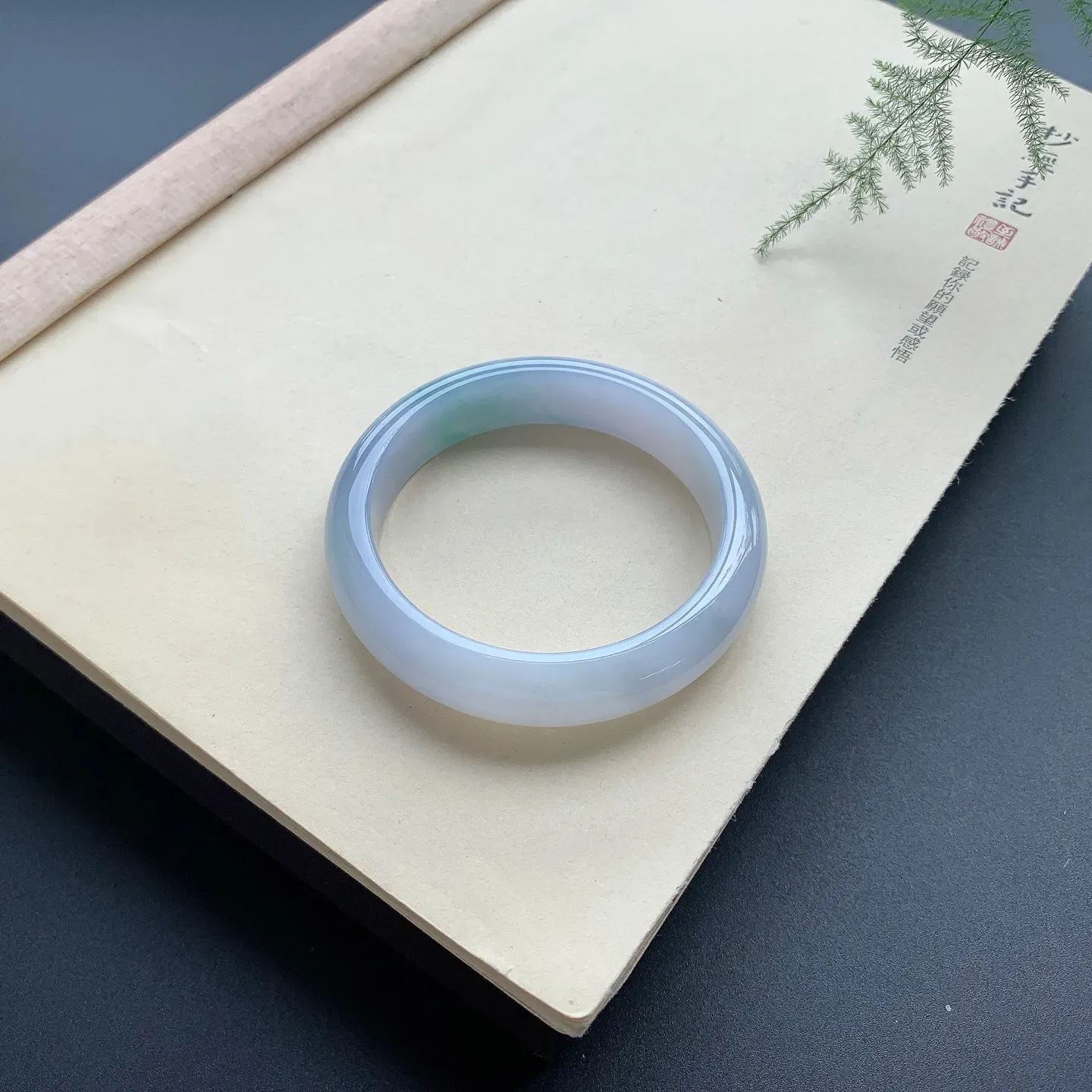 57圈口紫罗兰飘花正圈手镯 尺寸：57-13.8-8.2，无纹裂，色泽仙美，水润光滑