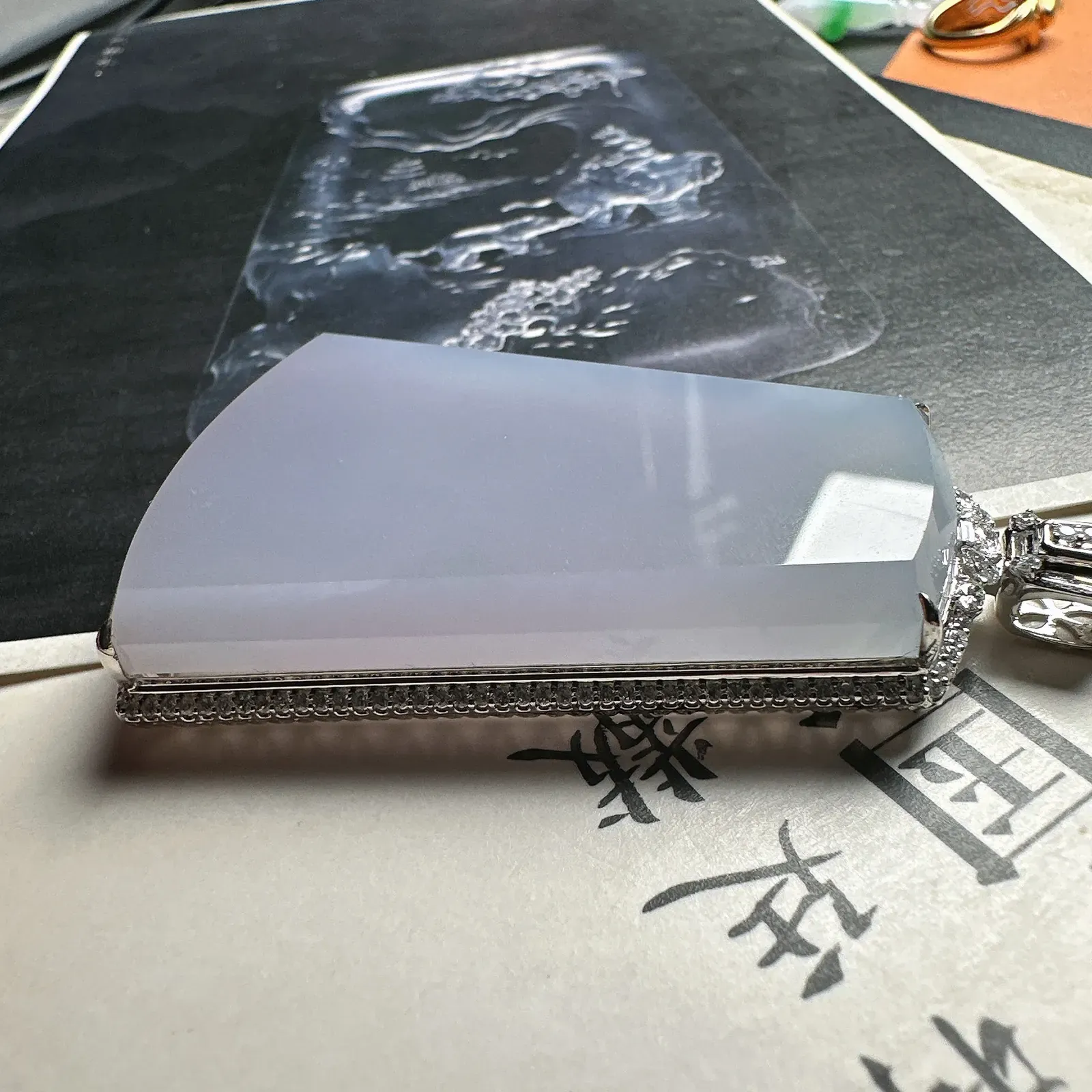 【无事牌】淡紫色大无事牌，无纹无裂，质地细腻冰润，通透感好，观感上乘，裸石尺寸58*38.9*6.3mm。