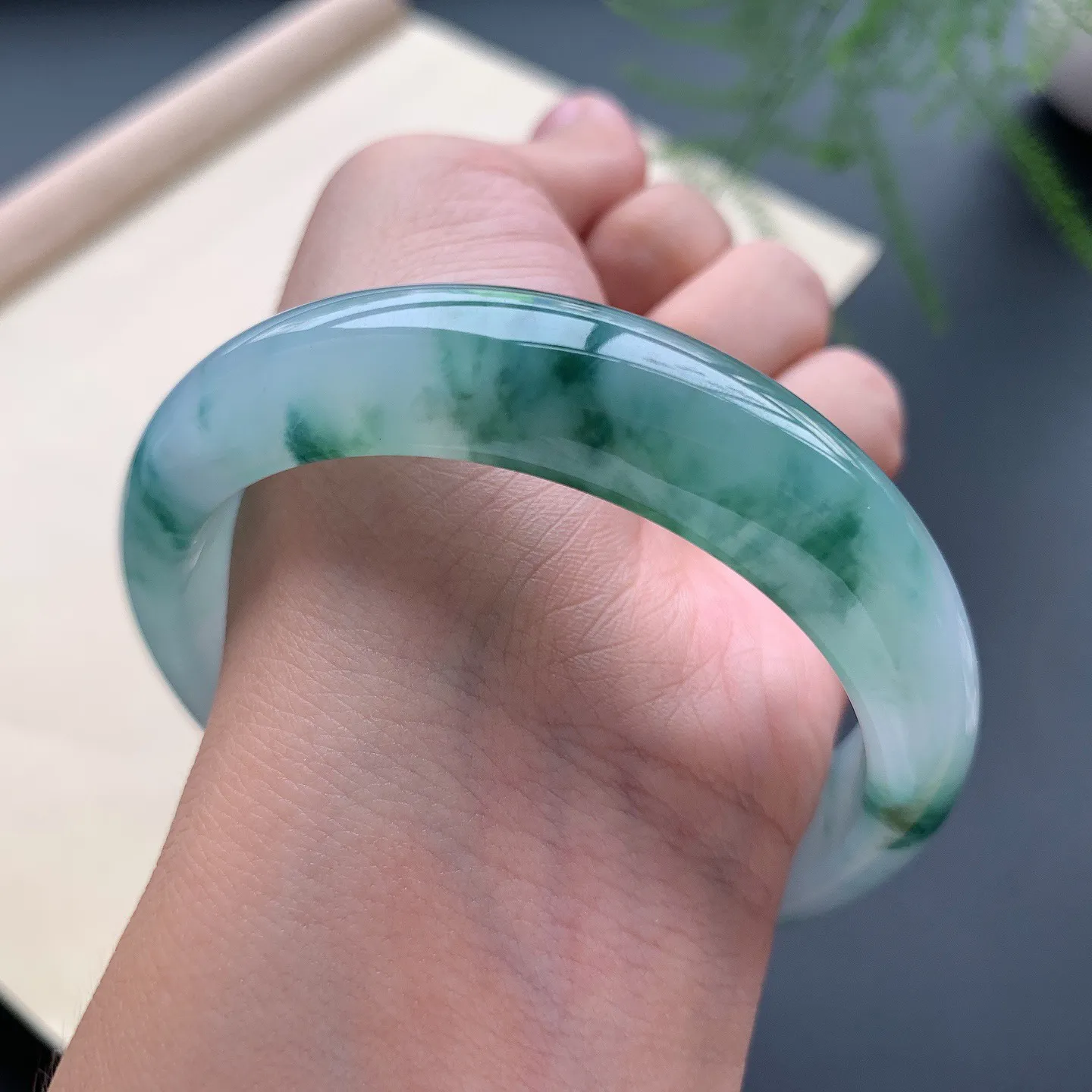 58圈口飘花正圈手镯 尺寸：58-14.2-8，水润起胶，花色唯美