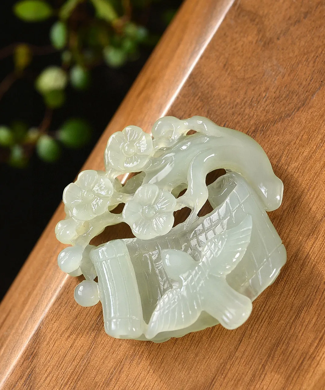天然和田玉.晴水料.金榜题名.喜上眉梢.玉坠.玉质油润.镂空设计.竹简.毛笔.喜鹊.梅花.寓意高中状元.前途似锦.喜事连连.幸福美满.品质保证全国复检.尺寸49.9/50.7/11.7重29.19克.