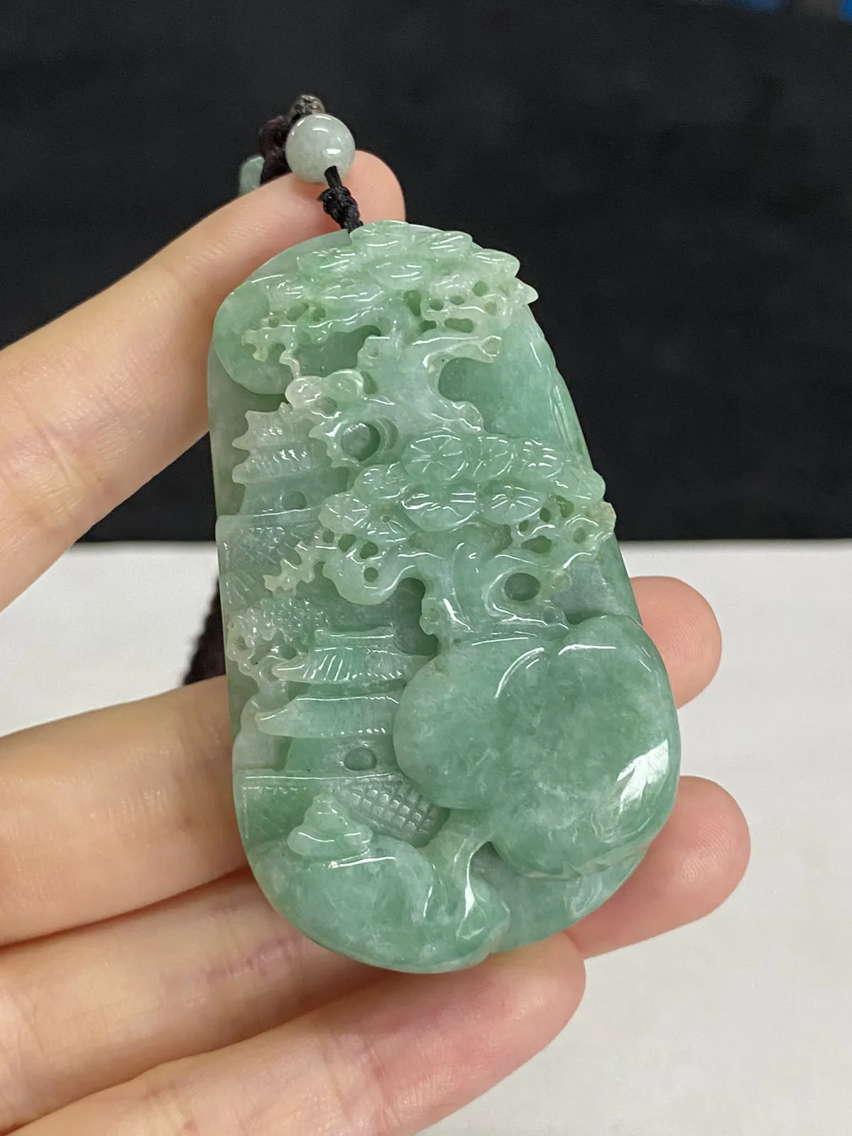 翡翠糯化种飘绿山水牌，配珠未测