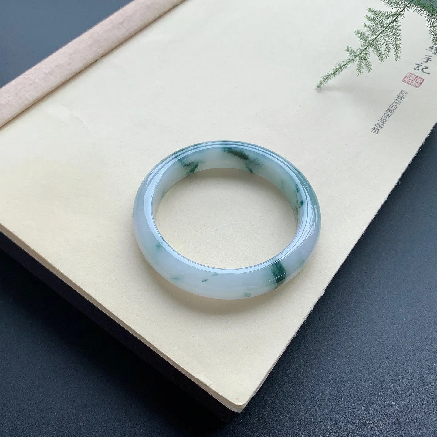 56.5圈口飘花正圈手镯 尺寸：56.5-12.8-8.5，无纹裂，细腻釉洁，花色唯美