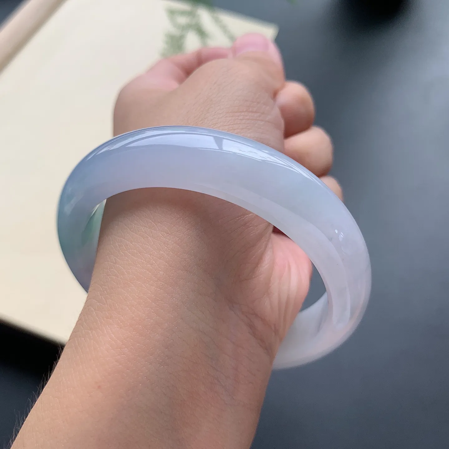57圈口紫罗兰飘花正圈手镯 尺寸：57-13.8-8.2，无纹裂，色泽仙美，水润光滑
