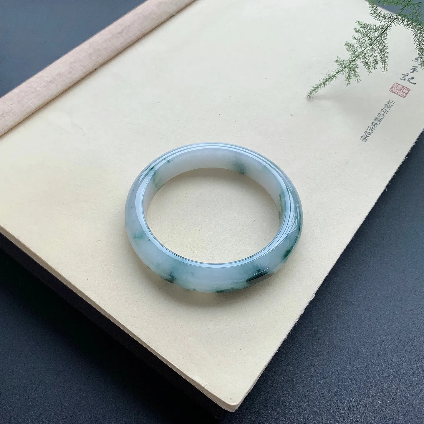 56.5圈口飘花正圈手镯 尺寸：56.5-12.8-8.5，无纹裂，细腻釉洁，花色唯美