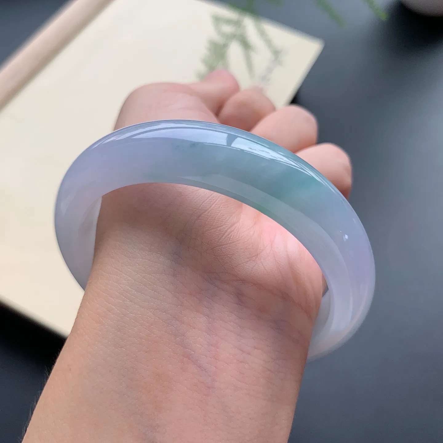 57圈口紫罗兰飘花正圈手镯 尺寸：57-13.8-8.2，无纹裂，色泽仙美，水润光滑