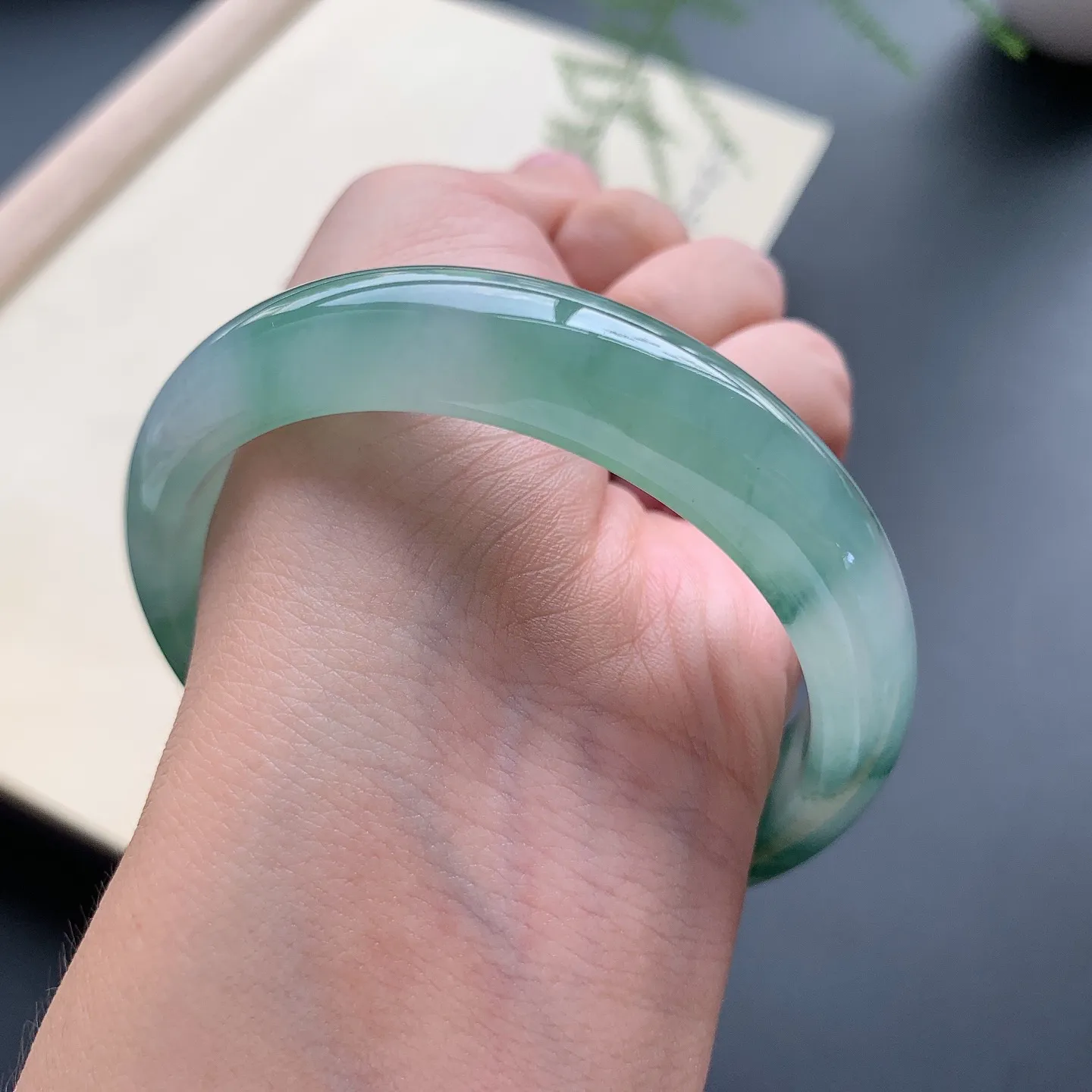56圈口冰种飘花正圈手镯 尺寸：56-13-8，无纹裂，花色唯美，水润起胶