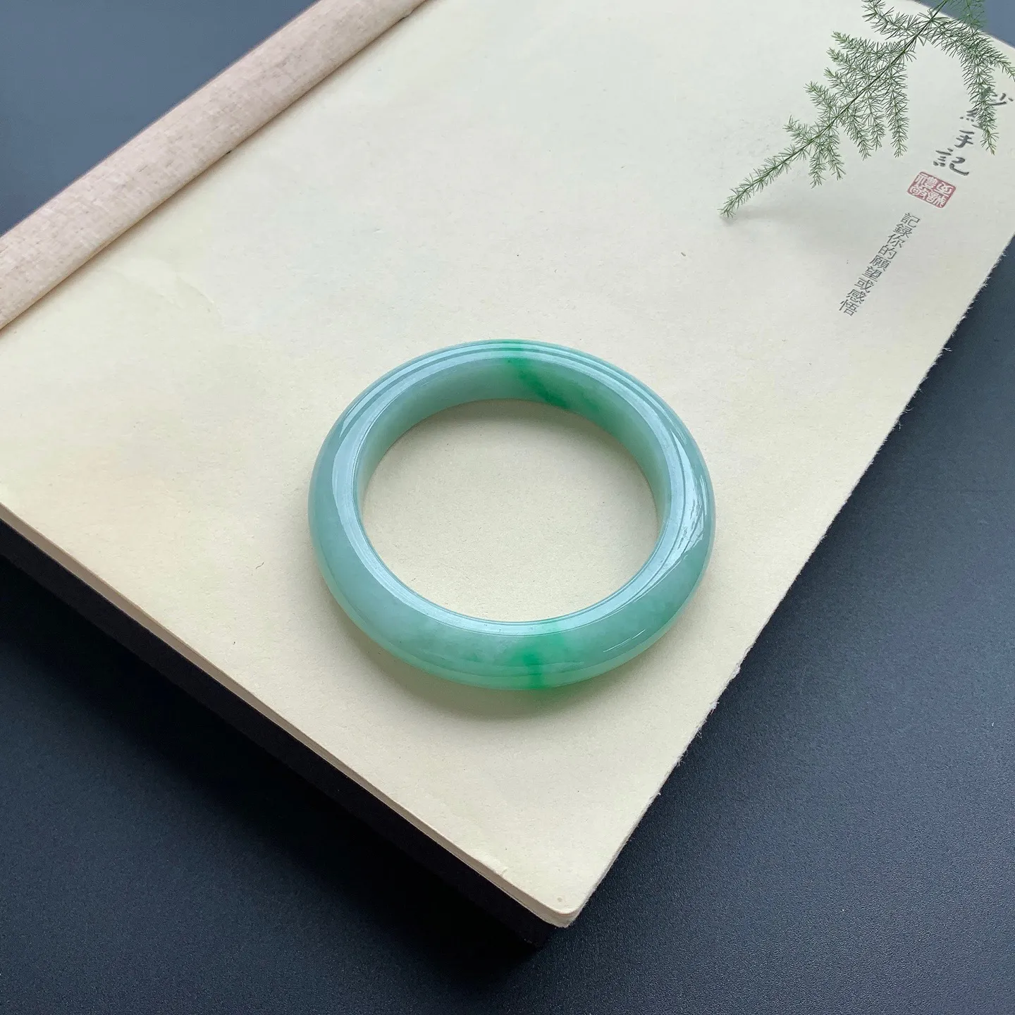 55圈口飘绿正圈手镯 尺寸：55-12-9.8，无纹裂，色泽靓丽，细腻光滑