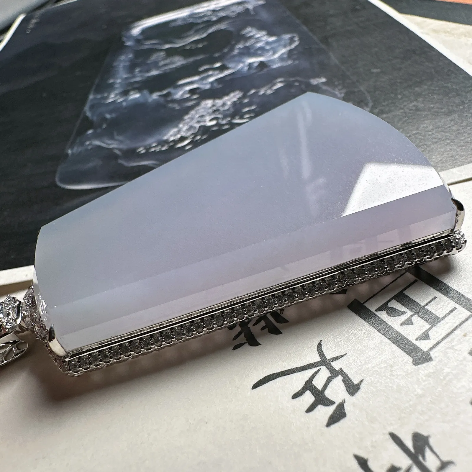 【无事牌】淡紫色大无事牌，无纹无裂，质地细腻冰润，通透感好，观感上乘，裸石尺寸58*38.9*6.3mm。