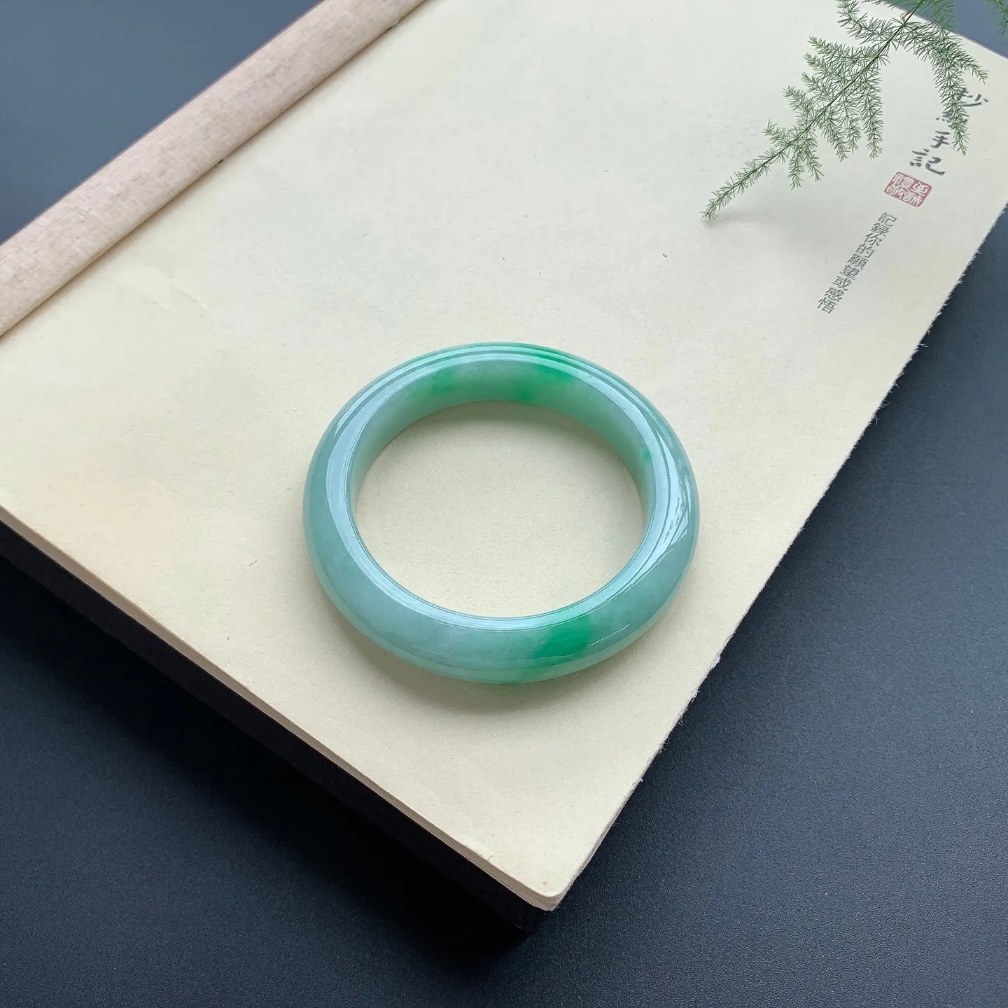 55圈口飘绿正圈手镯 尺寸：55-12-9.8，无纹裂，色泽靓丽，细腻光滑