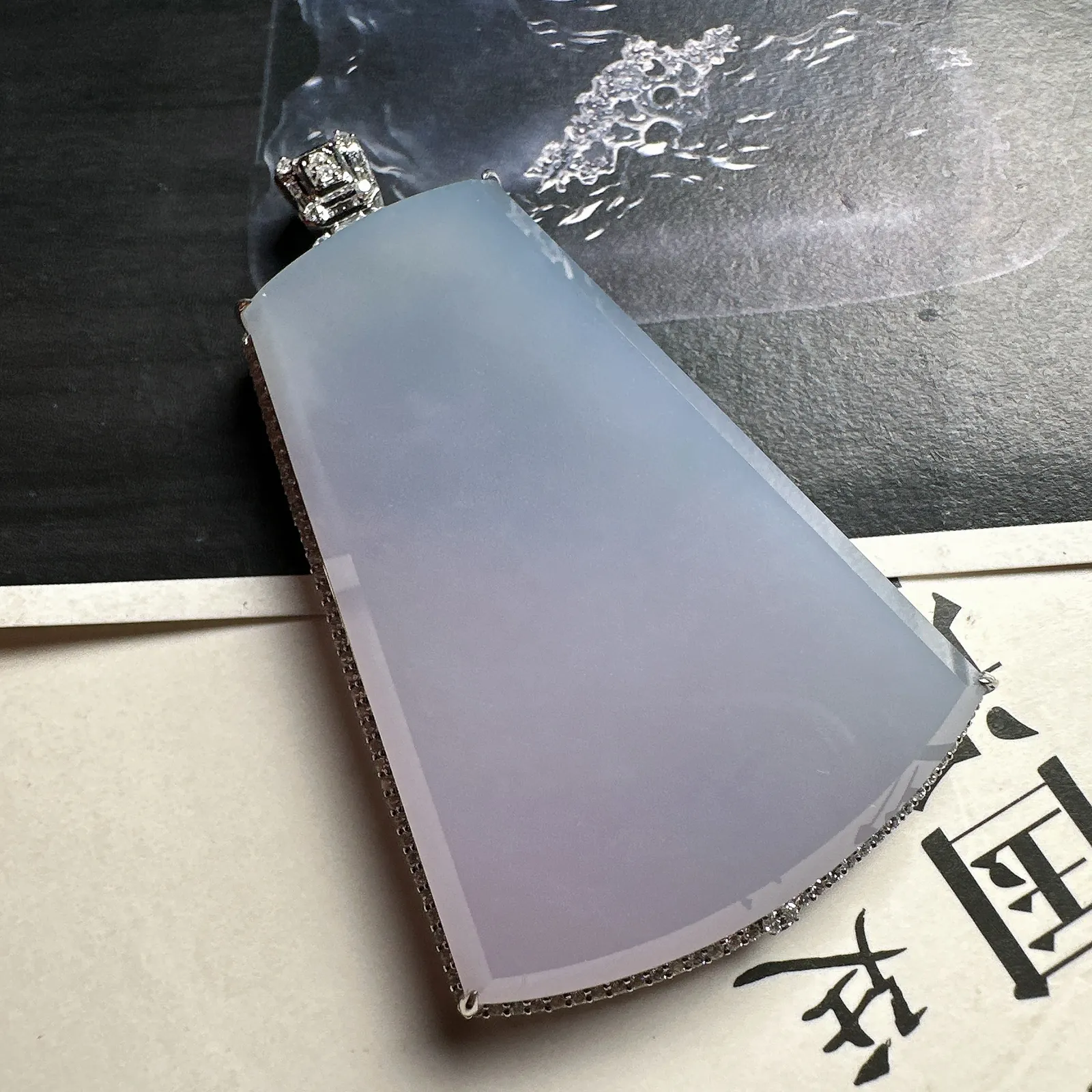 【无事牌】淡紫色大无事牌，无纹无裂，质地细腻冰润，通透感好，观感上乘，裸石尺寸58*38.9*6.3mm。