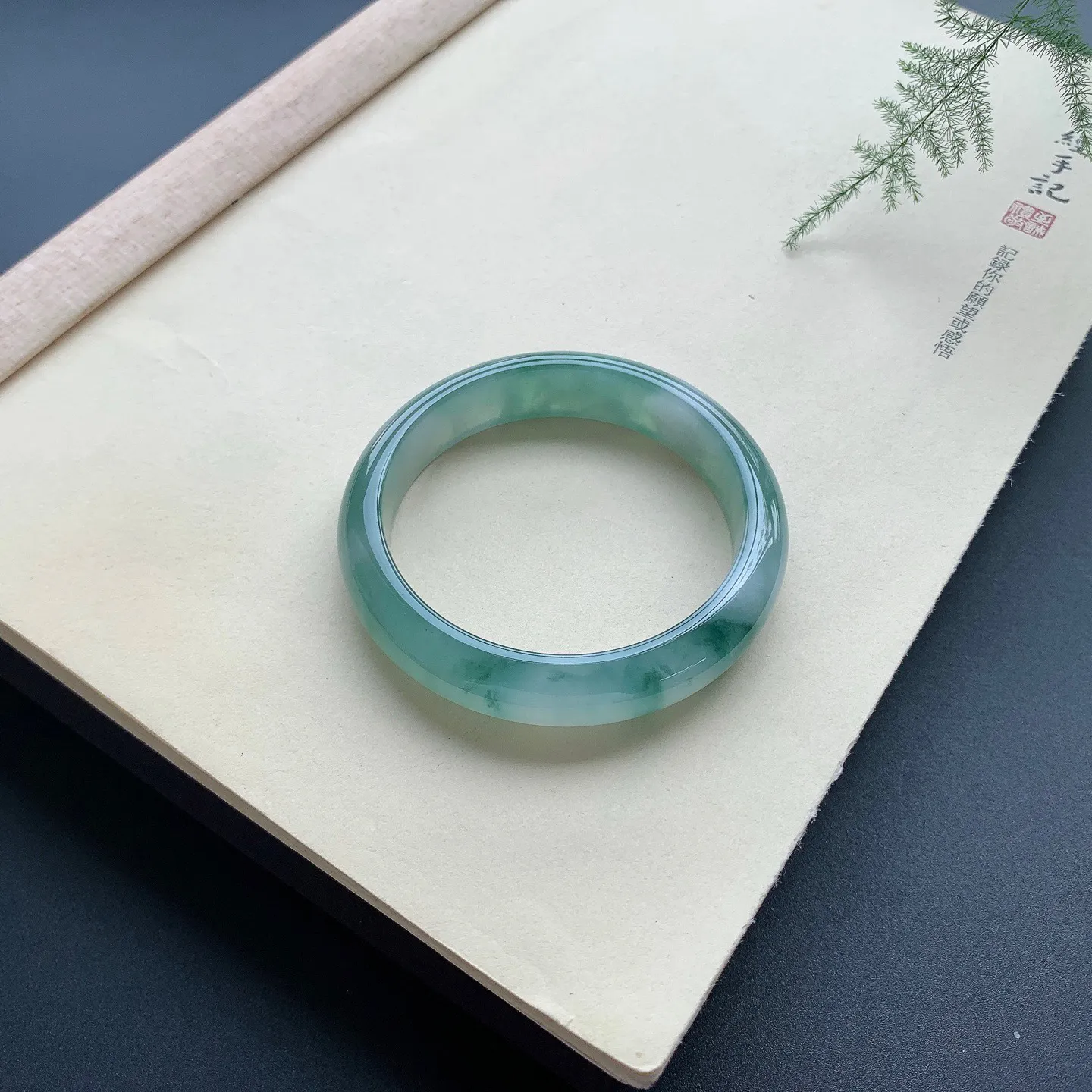 56圈口冰种飘花正圈手镯 尺寸：56-13-8，无纹裂，花色唯美，水润起胶