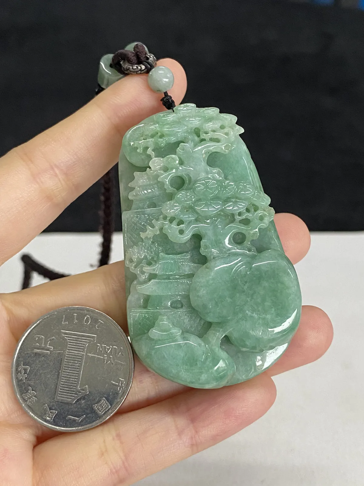翡翠糯化种飘绿山水牌，配珠未测
