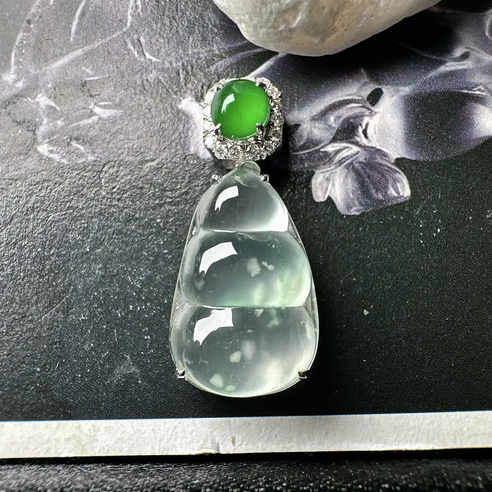 【玻璃种飘绿福豆吊坠】雪花棉小精品，种地上乘，冰感十足，通透起光，饱满圆润，18k金钻镶嵌，裸石尺寸