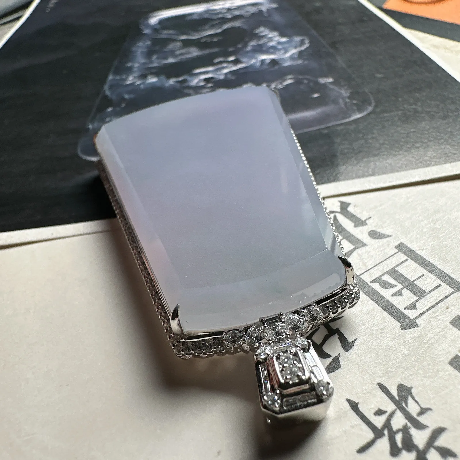 【无事牌】淡紫色大无事牌，无纹无裂，质地细腻冰润，通透感好，观感上乘，裸石尺寸58*38.9*6.3mm。