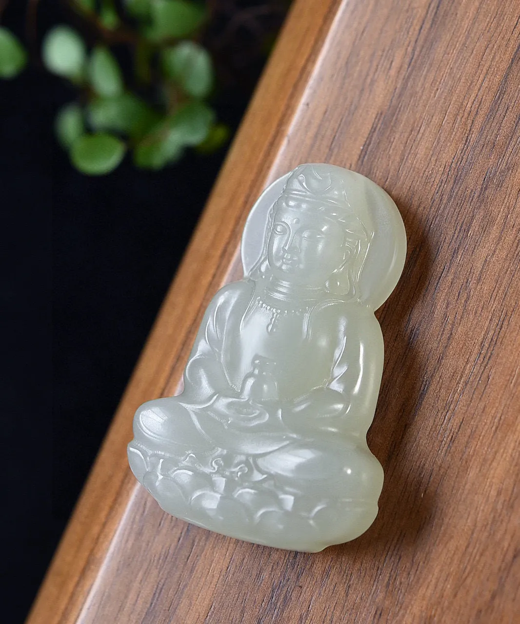 ￼天然和田玉.晴水料.立体雕刻.坐莲观音.净瓶观音.玉坠.玉质细腻油润.端庄秀美.品性慈悲.菩萨可以保佑我们逢凶化吉.万事顺心.让我们远离杂念.心境平和.观音谐音官印.寓意官运亨通.学业有成.拥有大好的锦绣前程.尺寸52.4/36.3/11.5重35.93克.