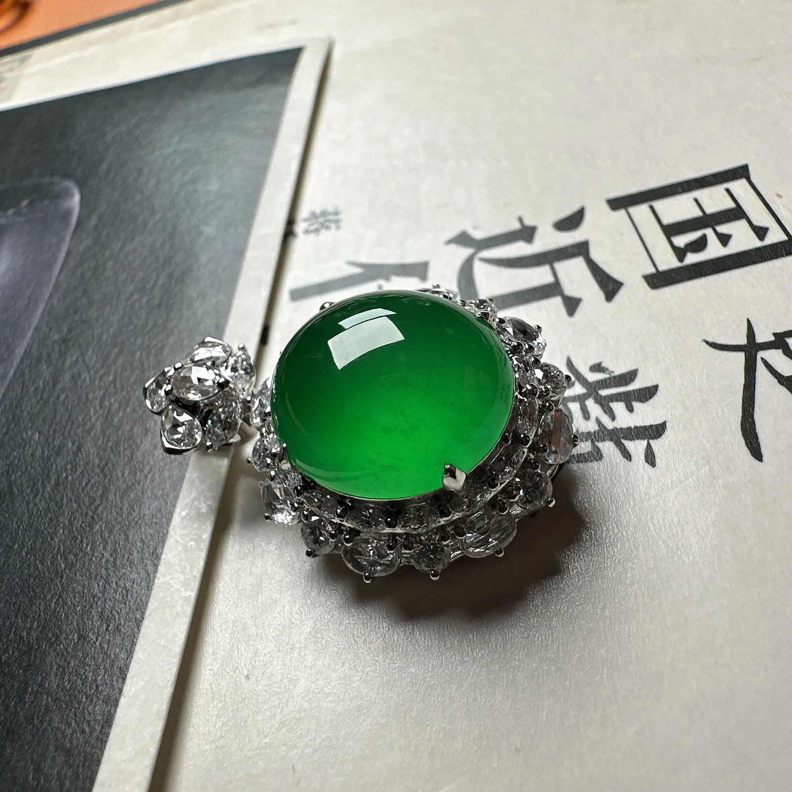 【绿蛋】晶莹剔透的冰绿吊坠，光泽闪耀，美感十足，奢华感拉满。裸石14.3*13*6毫米，