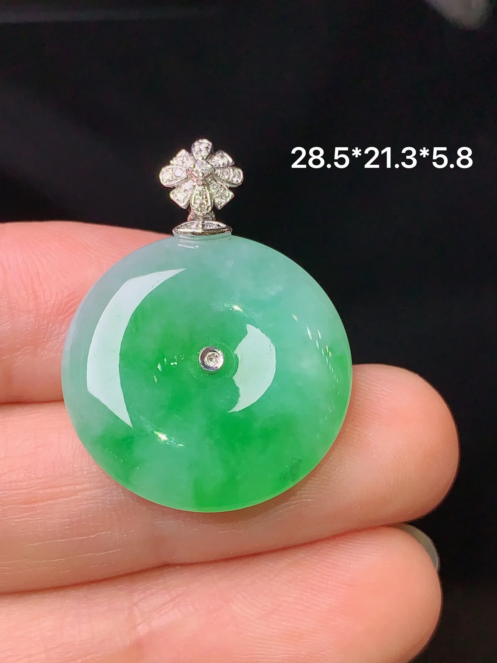 18k金钻镶嵌翠绿平安扣吊坠 玉质细腻 色泽清新艳丽 整体尺寸28.5*21.3*5.8