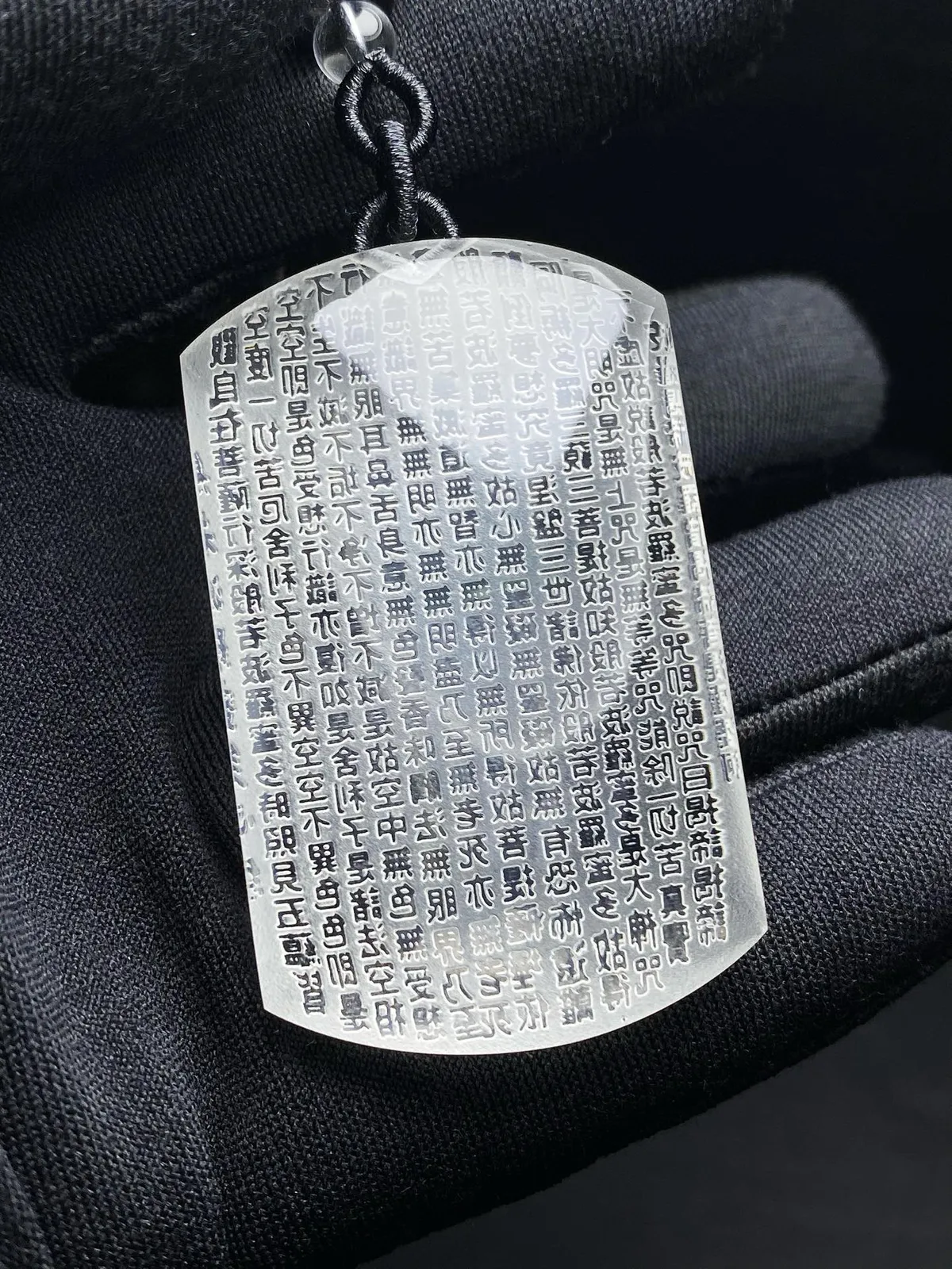 天然白水晶般若波罗蜜多心经吊坠•  保主平安，遇难呈祥，佩带者顺顺利利保平安，实物非常漂亮，规格：51*32*13mm重43.8克。 
