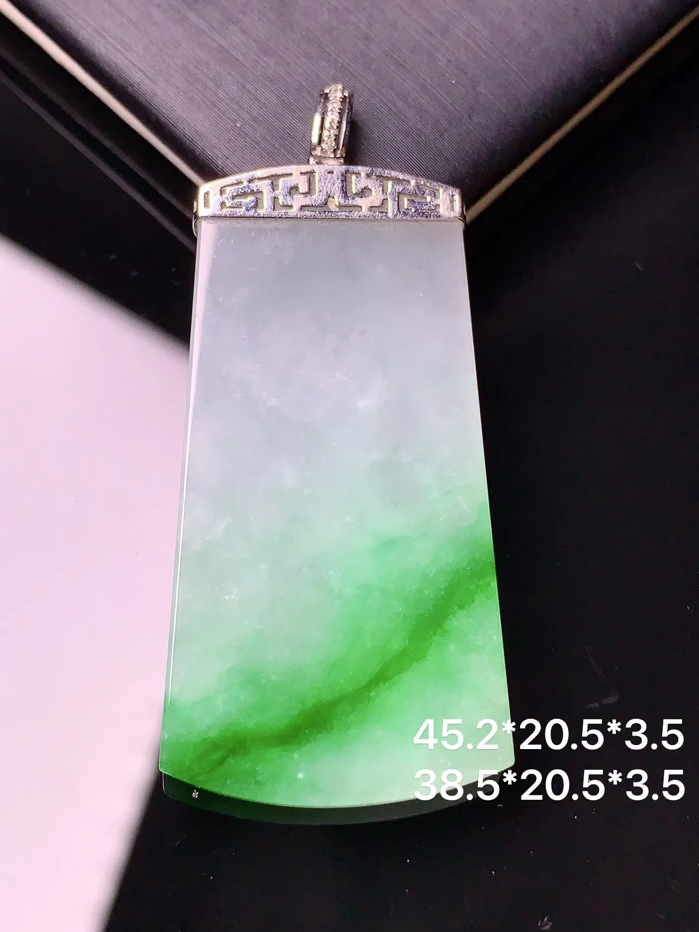 18k金镶嵌飘绿无事牌吊坠 玉质细腻 色泽清新 艳丽 整体尺寸45.2*20.5*3.5