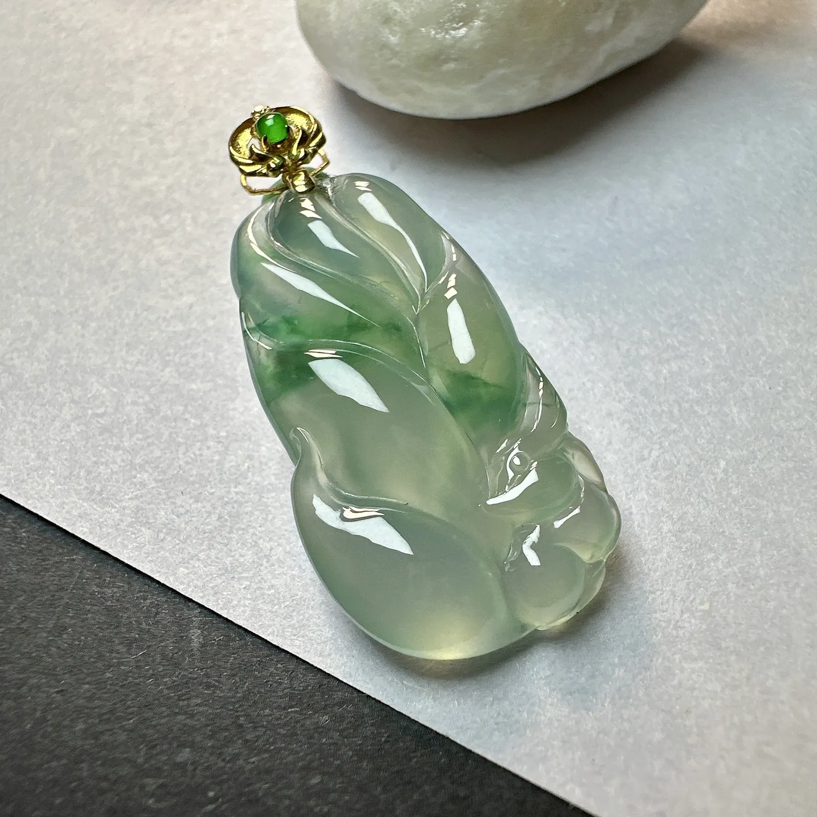 【冰种飘花九尾狐】精品，九尾灵狐，是吉祥如意、美好的象征。品质上佳，值得入手一试。18k金扣头镶嵌，