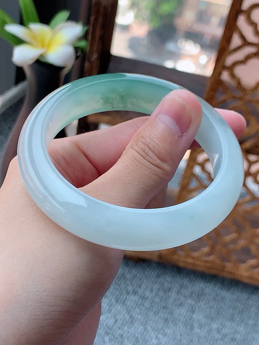 a货翡翠老坑飘花正装正圈手镯56-57圈口 尺寸56.3×14.3×8.6mm 重量68.23g 0801