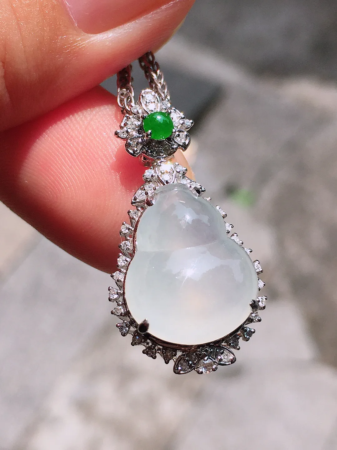 冰种葫芦吊坠，玉质细腻，荧光感超
强，饱满圆润，气质满满。18k
金豪华镶嵌