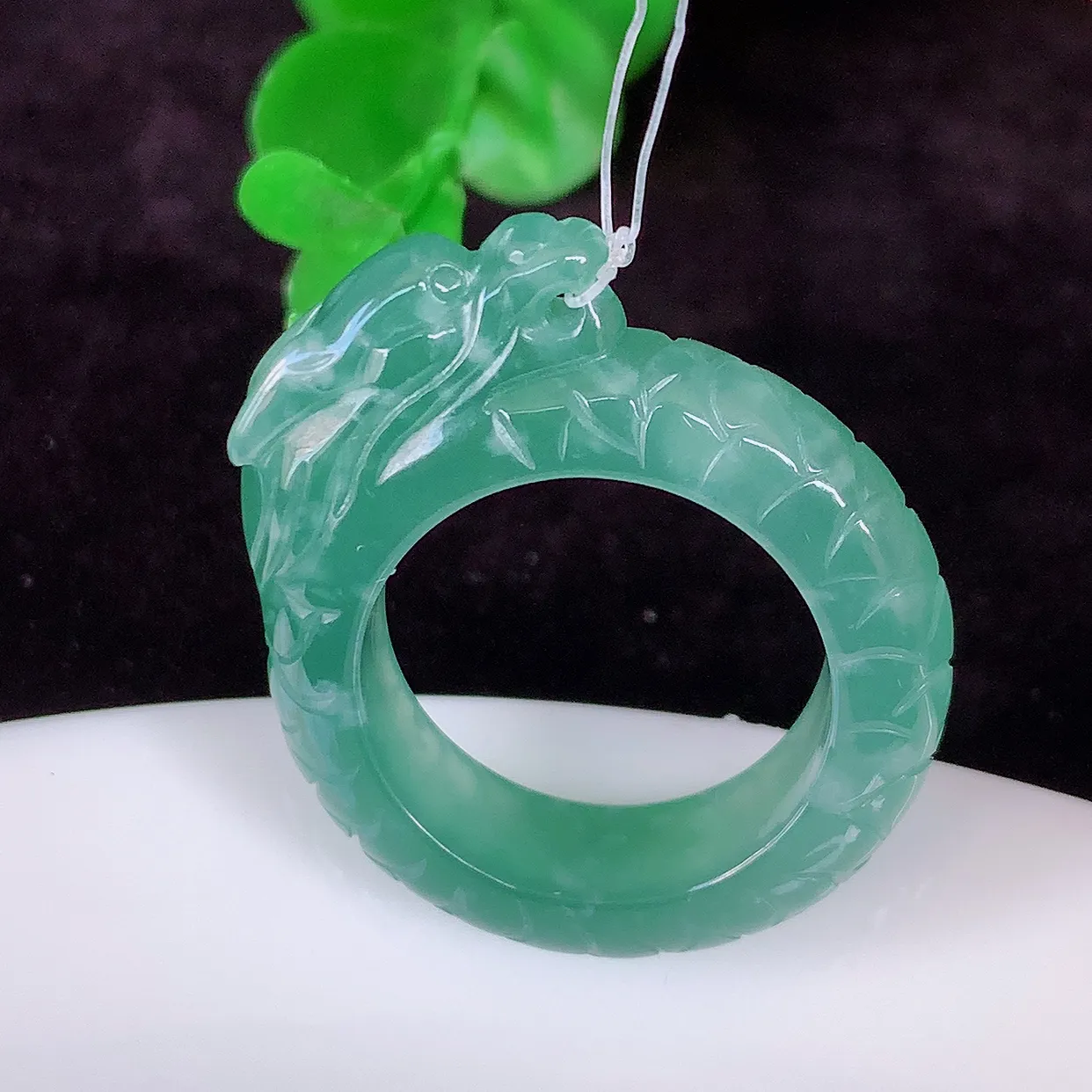 自然光实拍，龙戒指，18mm内径冰种翡翠指环，玉戒指，玉质莹润，好精美好冰润的指环，17圈口，上手纤巧！#49.31