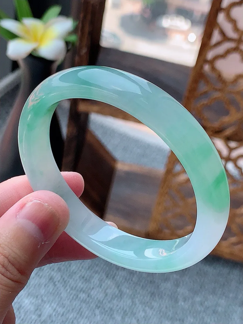 a货翡翠老坑黄加绿双彩贵妃手镯54-55圈口  尺寸54.5×48×10.4×7mm 重量39.83