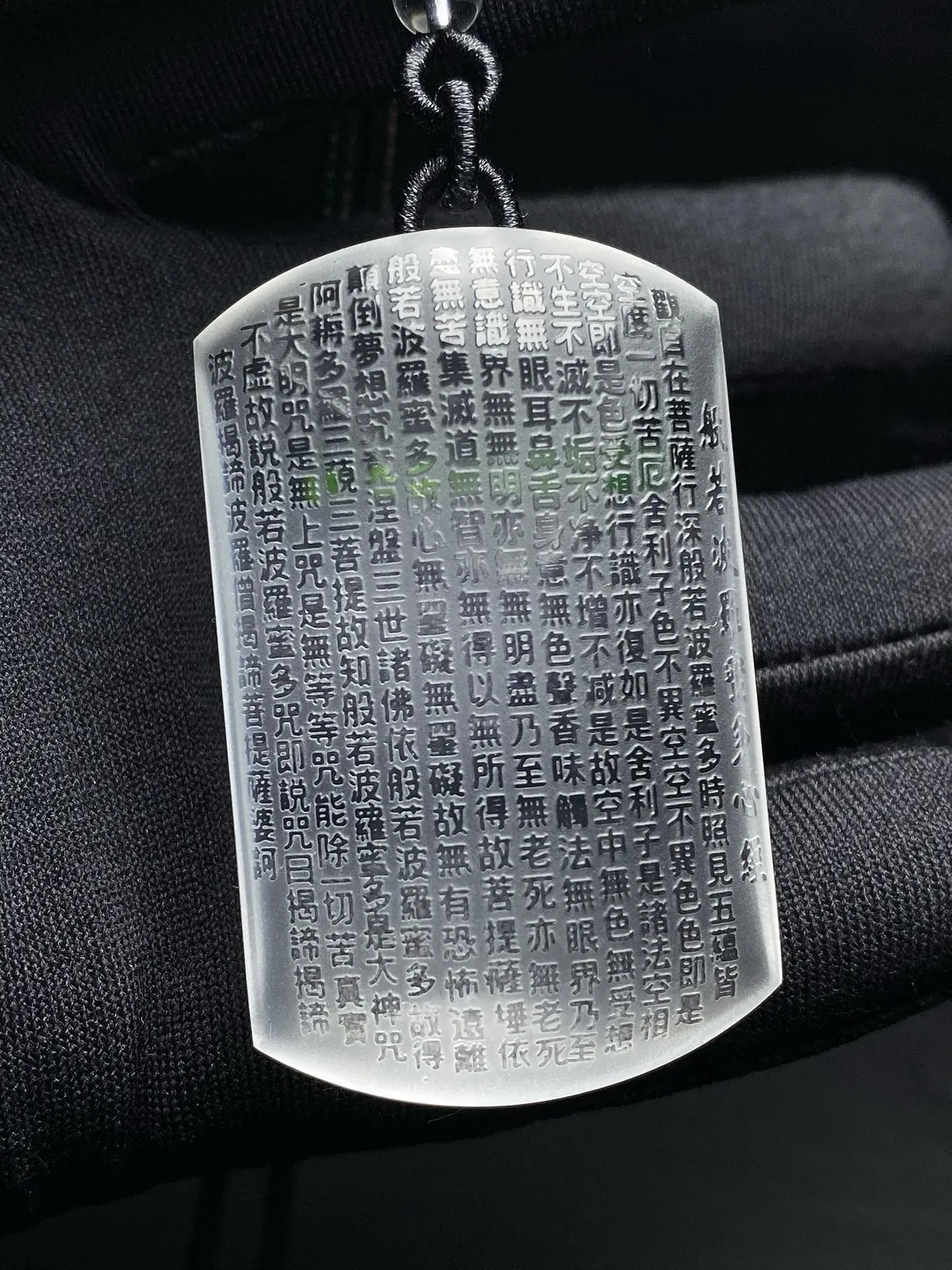 天然白水晶般若波罗蜜多心经吊坠•  保主平安，遇难呈祥，佩带者顺顺利利保平安，实物非常漂亮，规格：51*32*13mm重43.8克。 