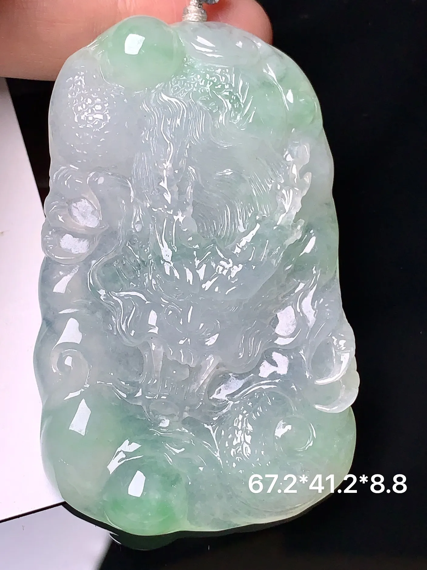 飘绿龙牌吊坠 玉质细腻 色泽清新艳丽 整体尺寸67.2*41.2*8.8