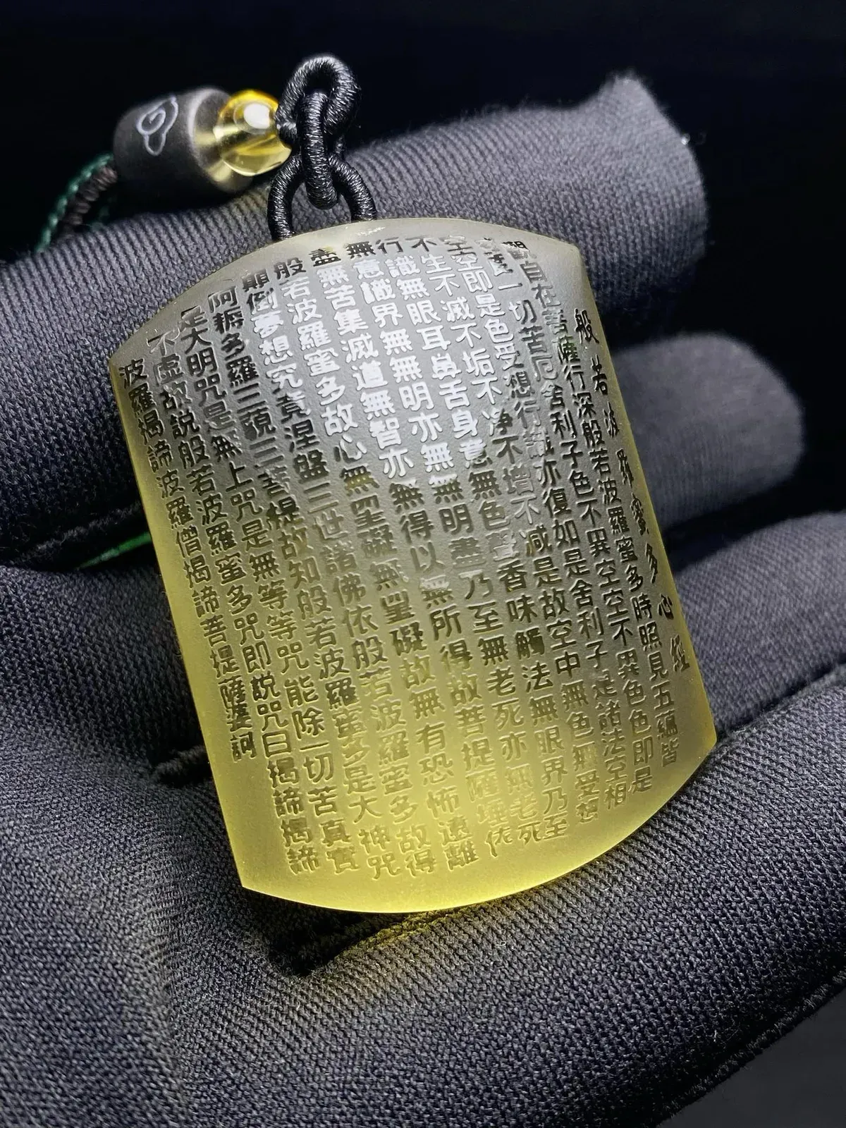 天然黄水晶无事牌般若波罗蜜多心经吊坠。黄水晶观音心经吊坠。精致雕刻！心经保佑平安健康！尺寸 ：46*34*18mm  重量 54.2克   支持检测！