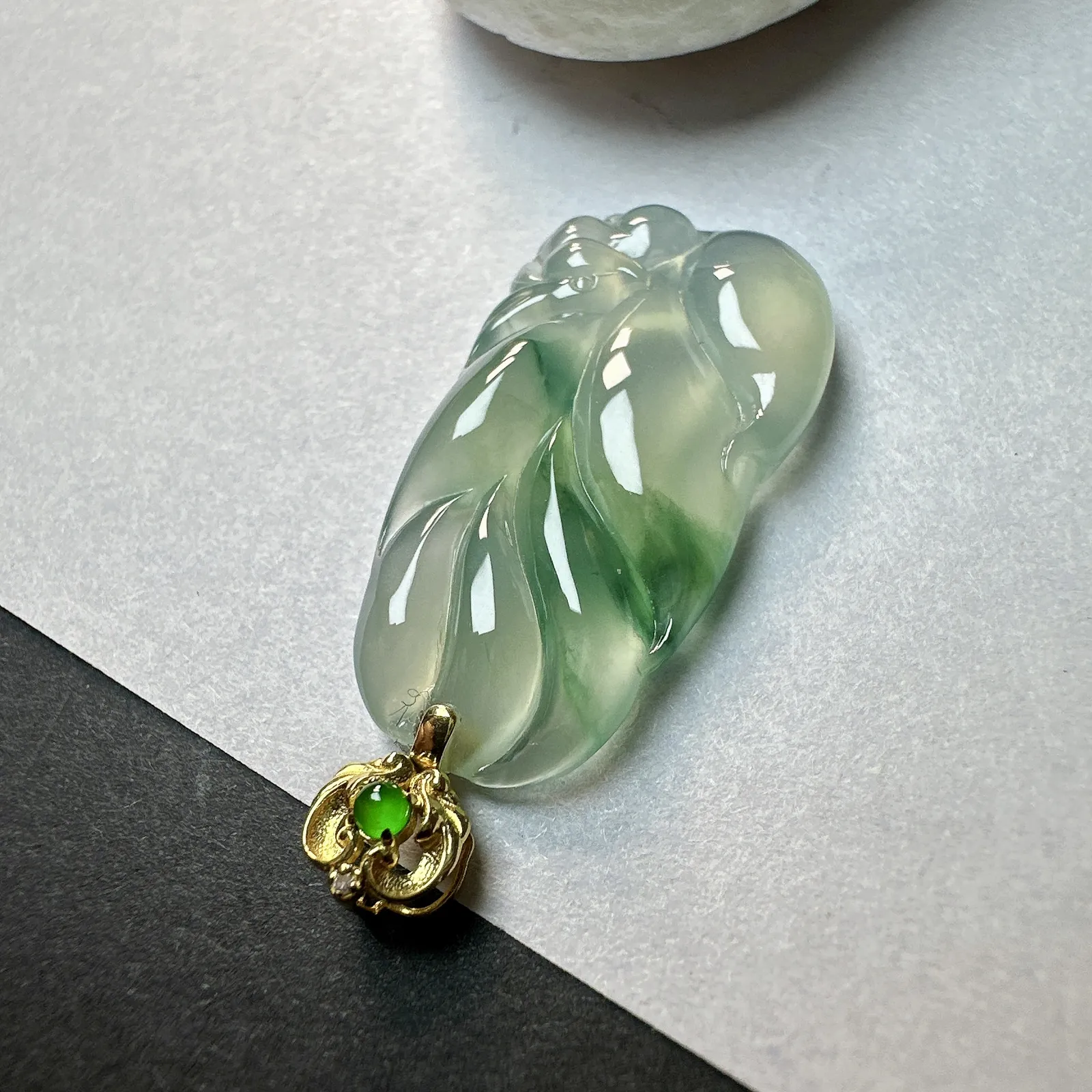 【冰种飘花九尾狐】精品，九尾灵狐，是吉祥如意、美好的象征。品质上佳，值得入手一试。18k金扣头镶嵌，裸石尺寸29.4*15.8*5毫米