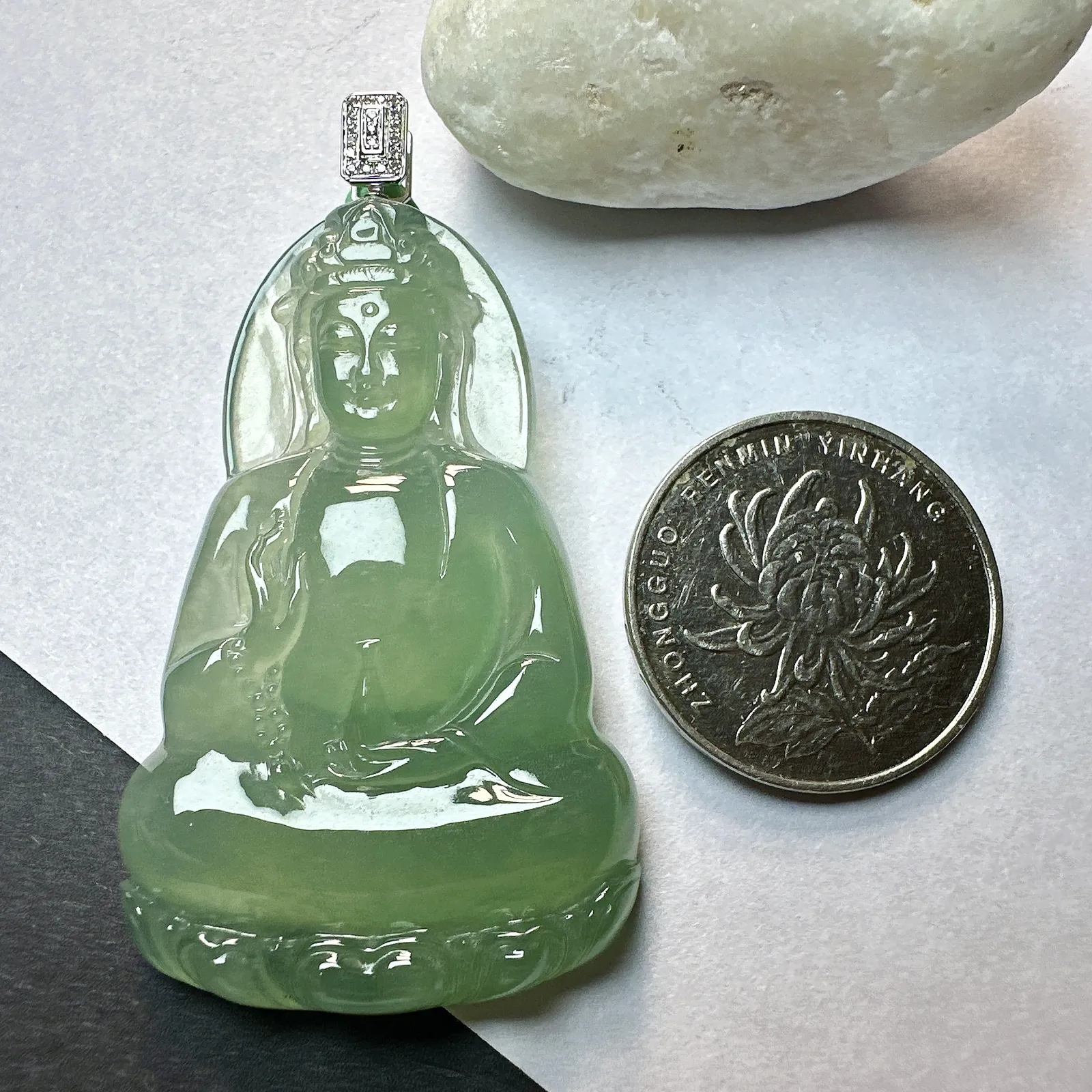 【冰种素衣观音】质地细腻，通透度上佳，冰感十足，适合佩戴。18k金钻镶嵌，裸石尺寸51*31.7*6.1毫米