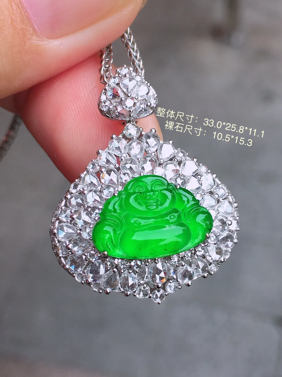 阳绿佛公吊坠，色泽均匀艳丽，玉质细腻，荧光感超
强，饱满圆润，气质满满。18k
金豪华镶嵌