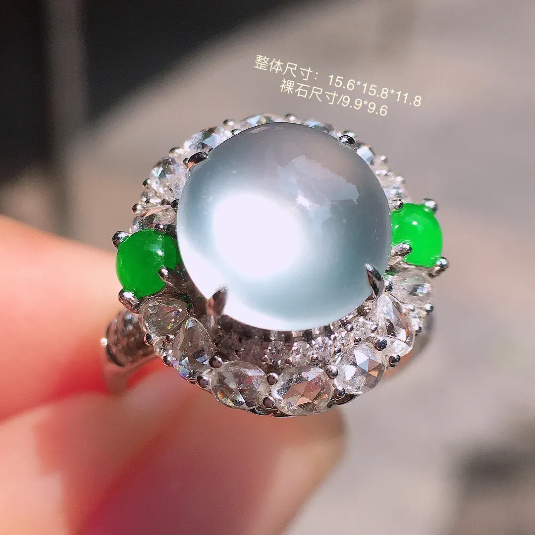 冰种蛋面戒指，玉质细腻，荧光感超
强，饱满圆润，气质满满。18k
金豪华镶嵌