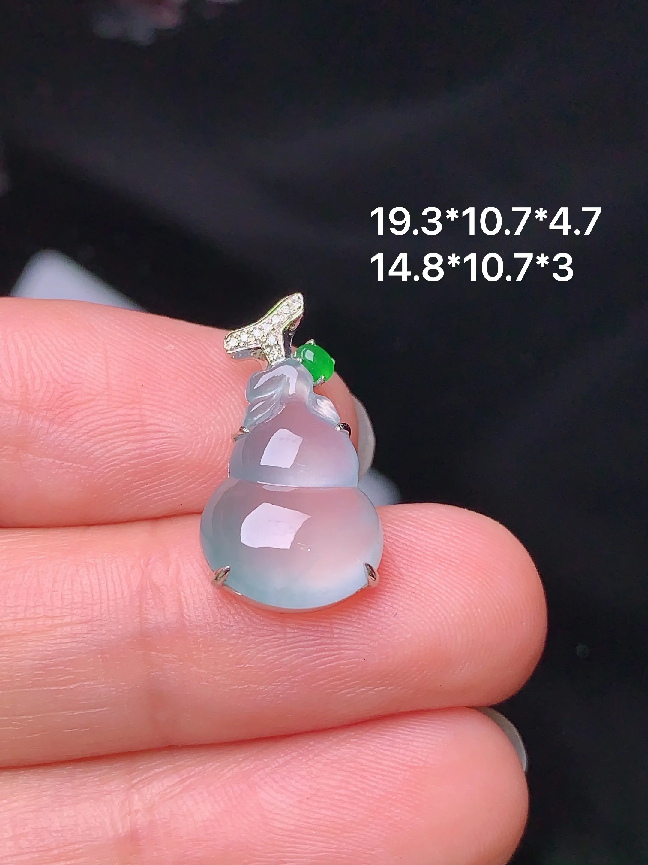 18k金钻镶嵌冰种葫芦吊坠 玉质细腻 色泽清新艳丽 整体尺寸19.3*10.7*4.7