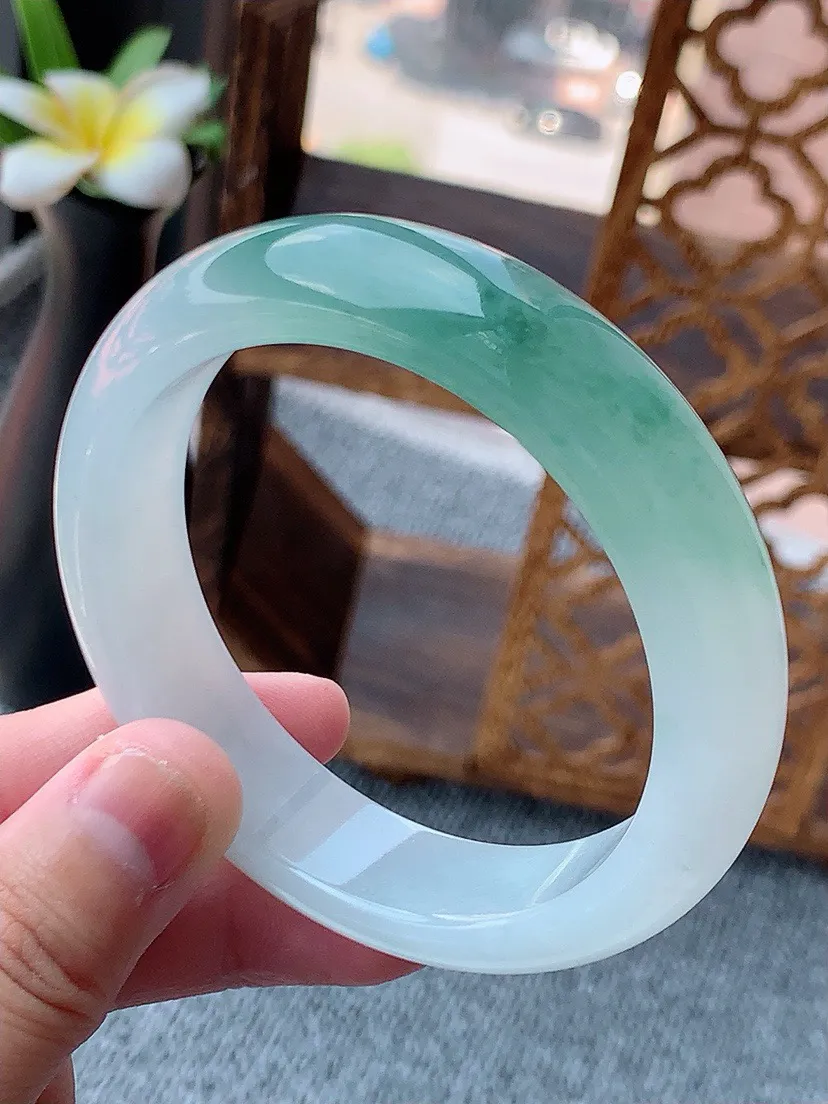 a货翡翠老坑飘花正装正圈手镯56-57圈口 尺寸56.3×14.3×8.6mm 重量68.23g 0