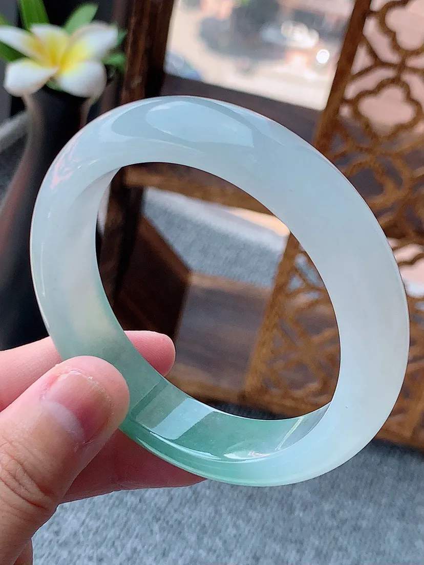 a货翡翠老坑飘花正装正圈手镯56-57圈口 尺寸56.3×14.3×8.6mm 重量68.23g 0801