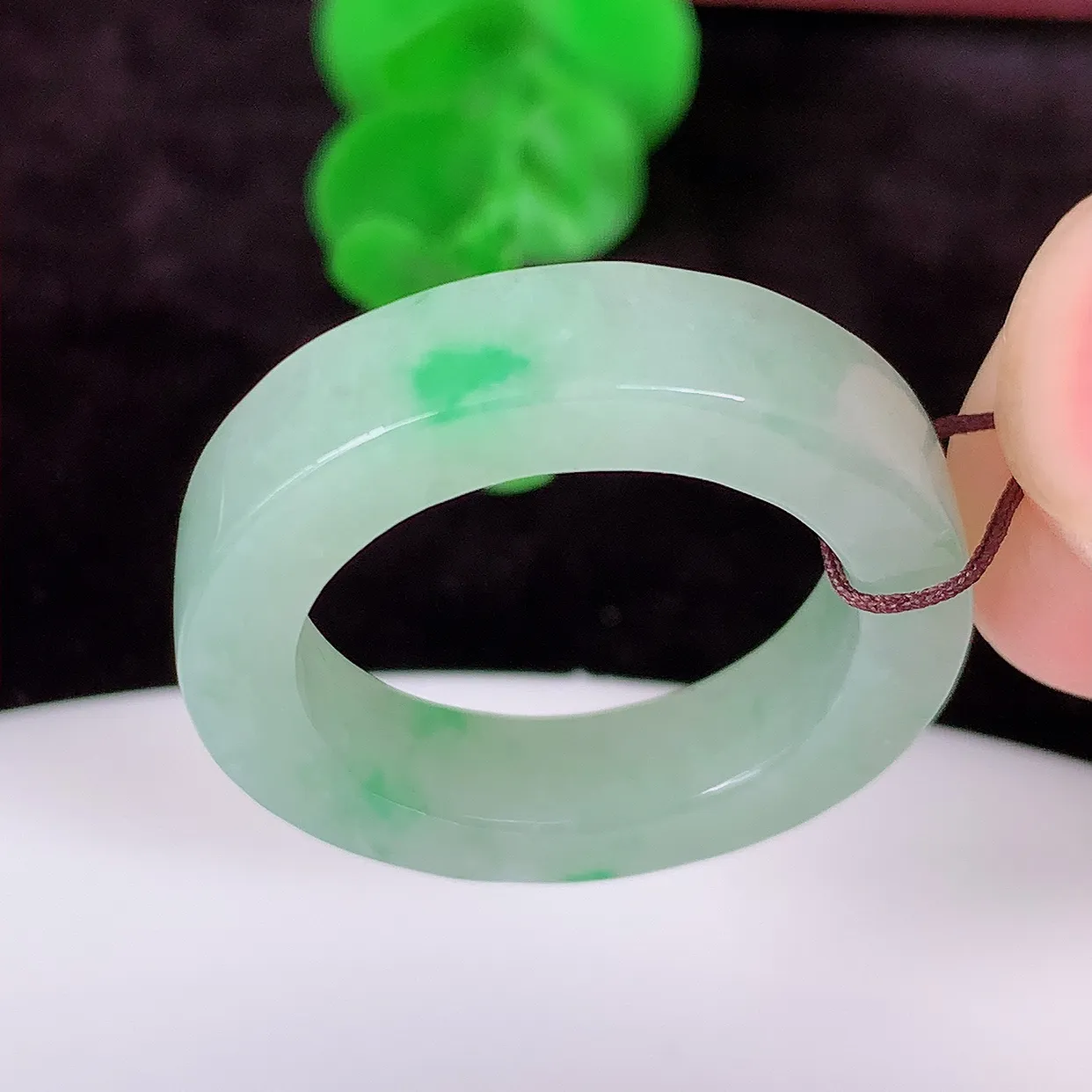 自然光实拍，20mm内径飘阳绿翡翠指环，玉戒指，玉质莹润，好精美好冰润的指环，23圈口，上手纤巧！#57.31