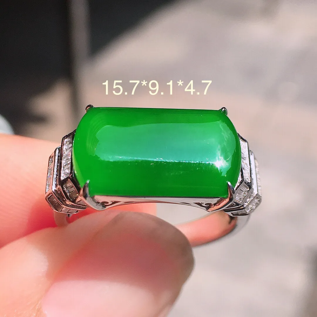 满绿马鞍戒指，色泽均匀浓郁，玉质细腻，荧光感超
强，饱满圆润，气质满满。18k
金豪华镶嵌