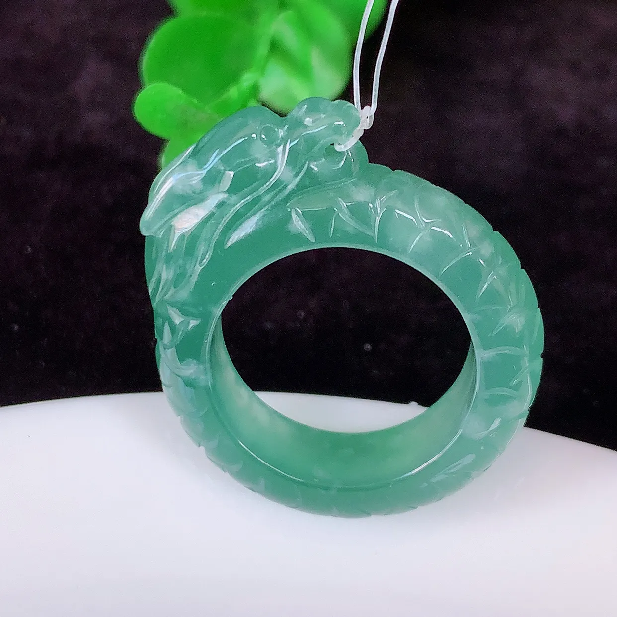 自然光实拍，龙戒指，18mm内径冰种翡翠指环，玉戒指，玉质莹润，好精美好冰润的指环，17圈口，上手纤
