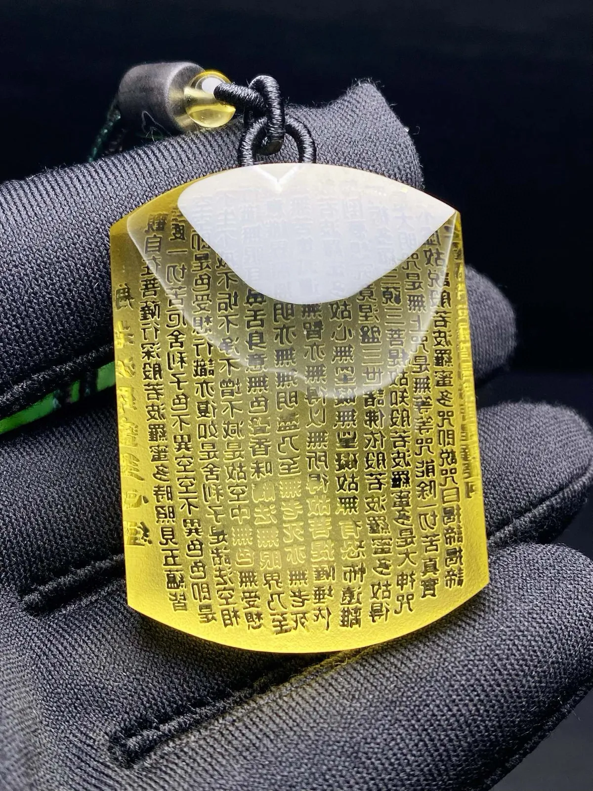 天然黄水晶无事牌般若波罗蜜多心经吊坠。黄水晶观音心经吊坠。精致雕刻！心经保佑平安健康！尺寸 ：46*34*18mm  重量 54.2克   支持检测！