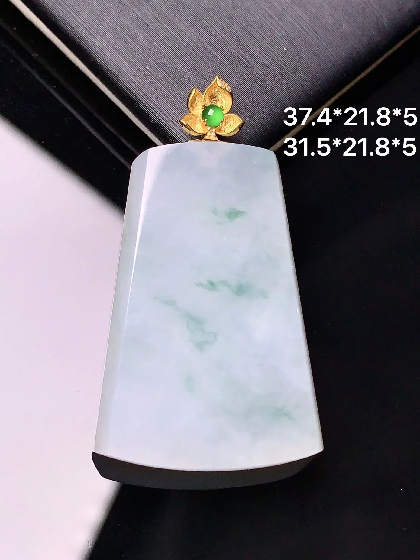 18k金镶嵌飘绿无事牌吊坠 玉质细腻 色泽清新艳丽 整体尺寸37.4*21.8*5