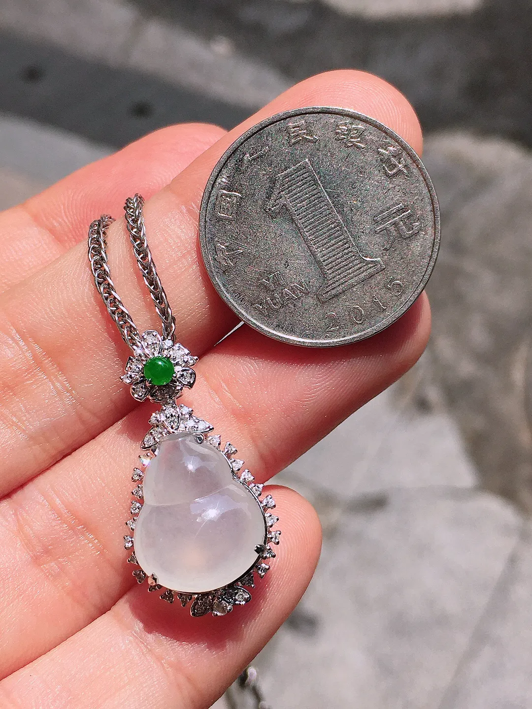 冰种葫芦吊坠，玉质细腻，荧光感超
强，饱满圆润，气质满满。18k
金豪华镶嵌