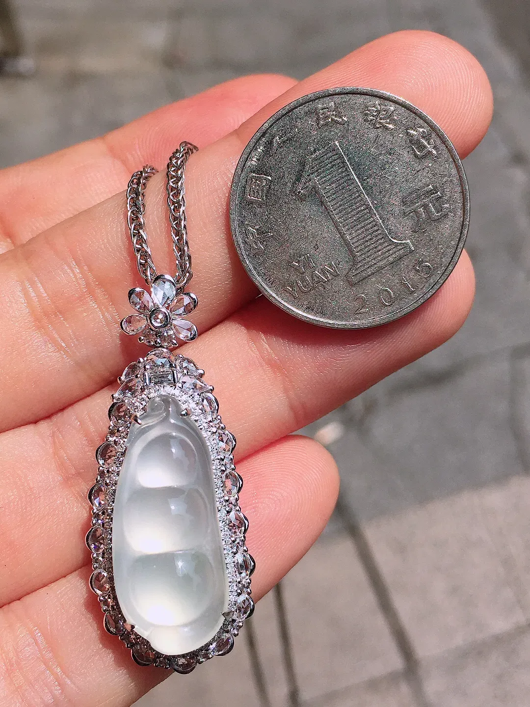 冰种福豆吊坠，玉质细腻，荧光感超
强，饱满圆润，气质满满。18k
金豪华镶嵌