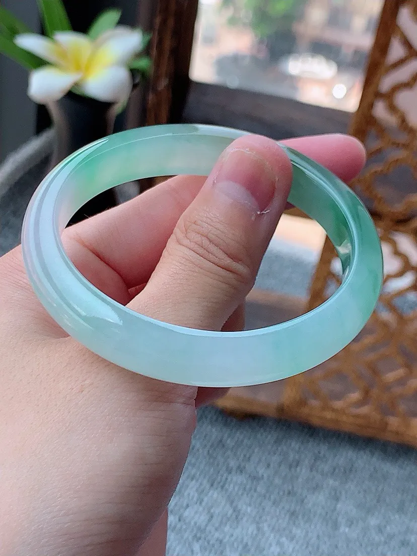 a货翡翠老坑黄加绿双彩贵妃手镯54-55圈口  尺寸54.5×48×10.4×7mm 重量39.83g 080