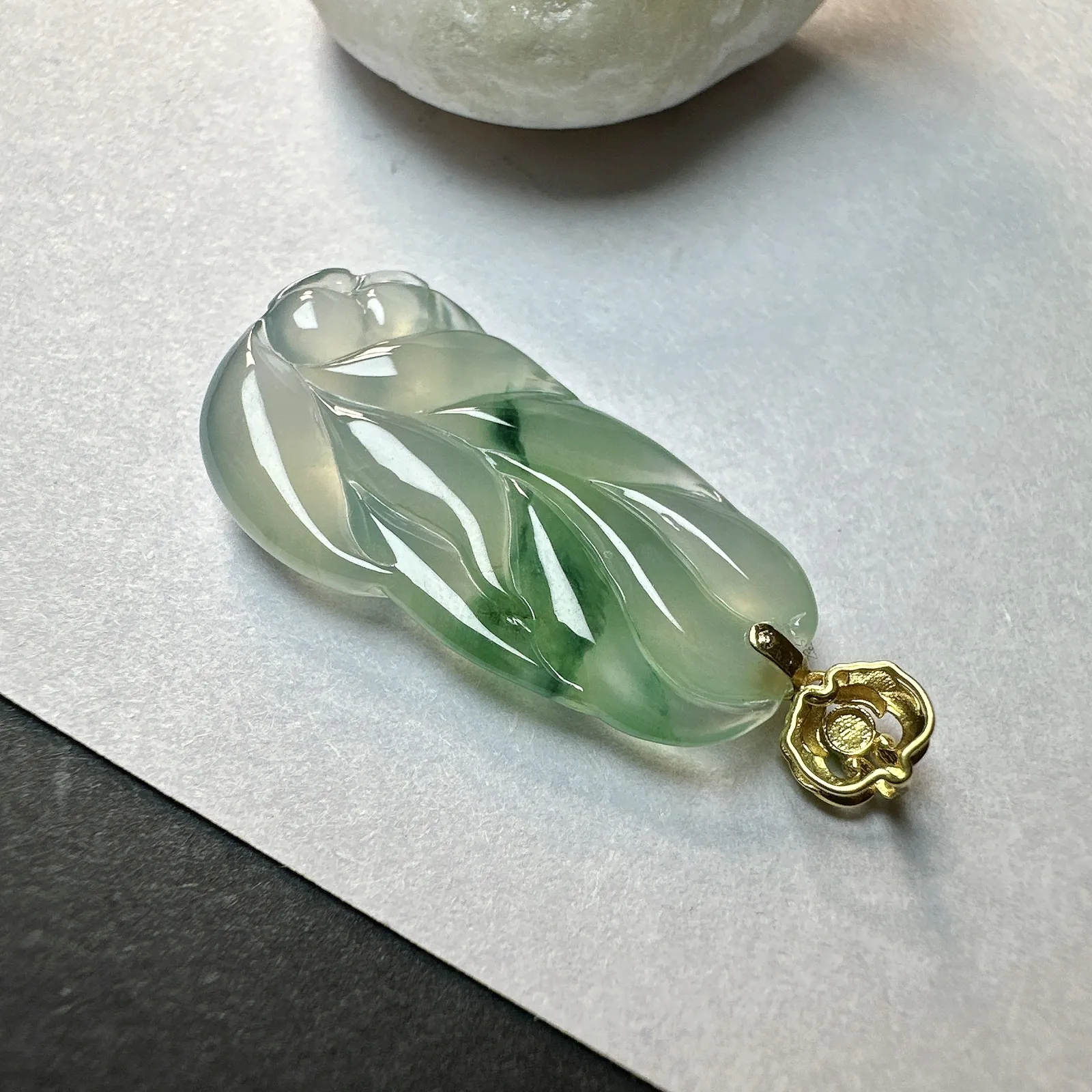 【冰种飘花九尾狐】精品，九尾灵狐，是吉祥如意、美好的象征。品质上佳，值得入手一试。18k金扣头镶嵌，裸石尺寸29.4*15.8*5毫米