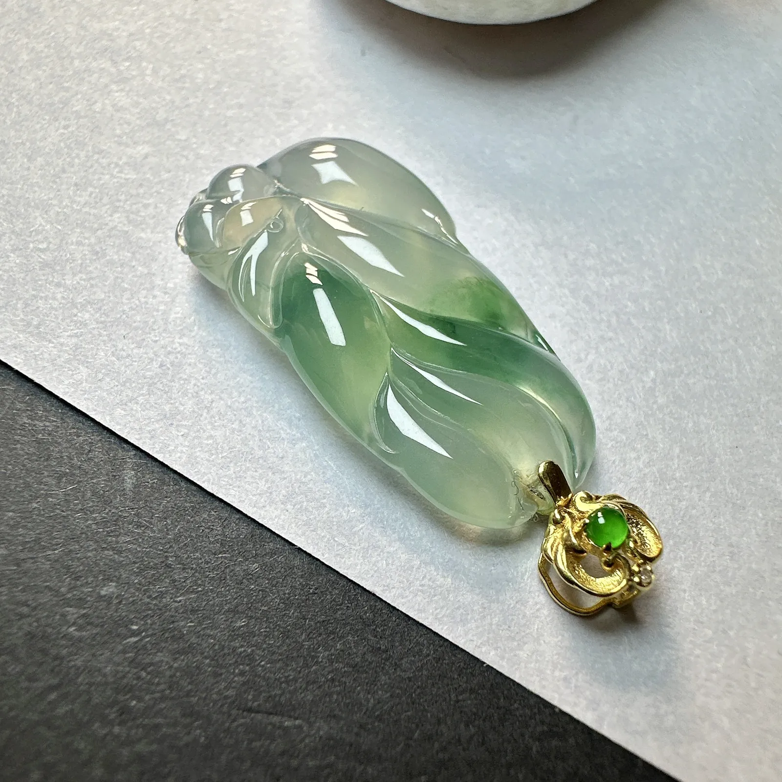 【冰种飘花九尾狐】精品，九尾灵狐，是吉祥如意、美好的象征。品质上佳，值得入手一试。18k金扣头镶嵌，裸石尺寸29.4*15.8*5毫米