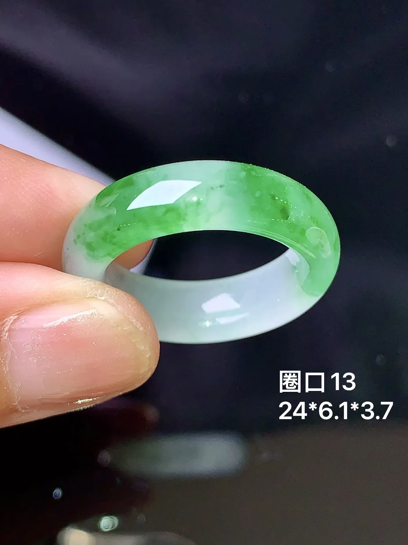飘绿指环 玉质细腻 色泽清新艳丽 圈口13 整体尺寸24*6.1*3.7