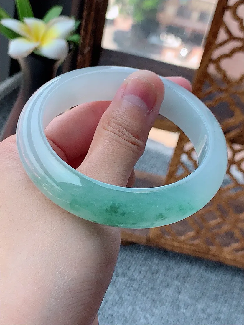 a货翡翠老坑飘花正装正圈手镯56-57圈口 尺寸56.3×14.3×8.6mm 重量68.23g 0801